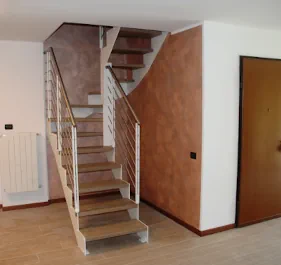 Scala su Misura in acciao verniciato e legno