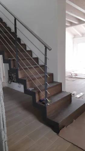 Scala su Misura gradini legno massello e acciaio