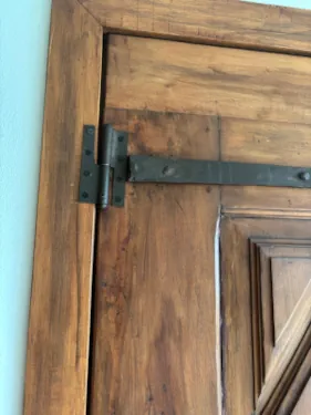 Dettaglio porta restaurata