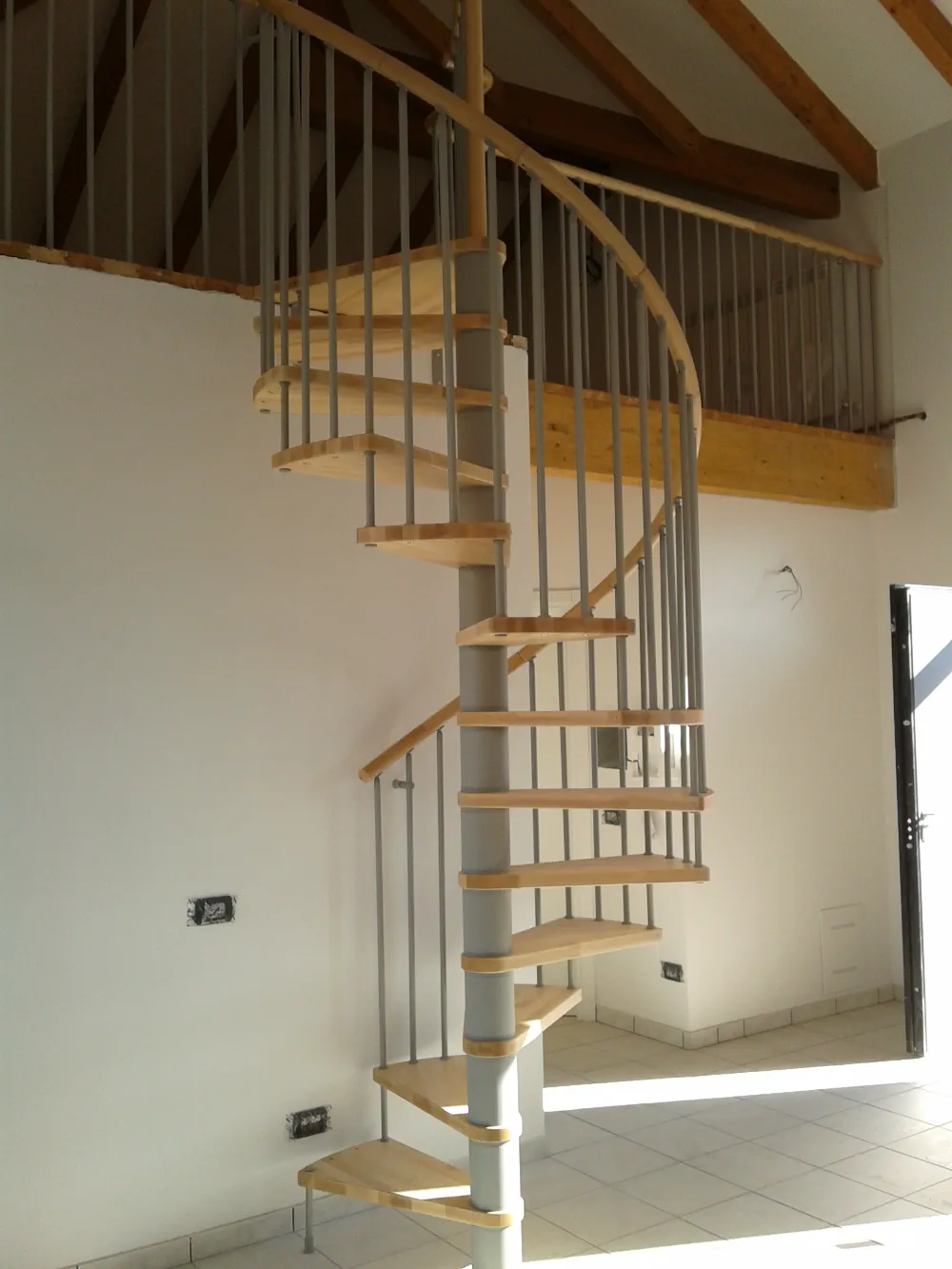 Scala a chiocciola su misura legno e metallo a Lecco